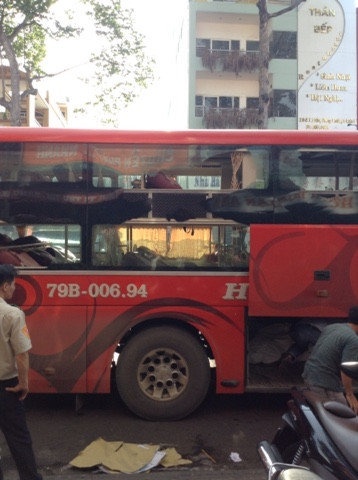 Xe khách bị ném đá bể kiếng.