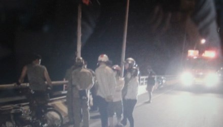 Nu bao ve nhay cau tu tu vao giua khuya hinh anh