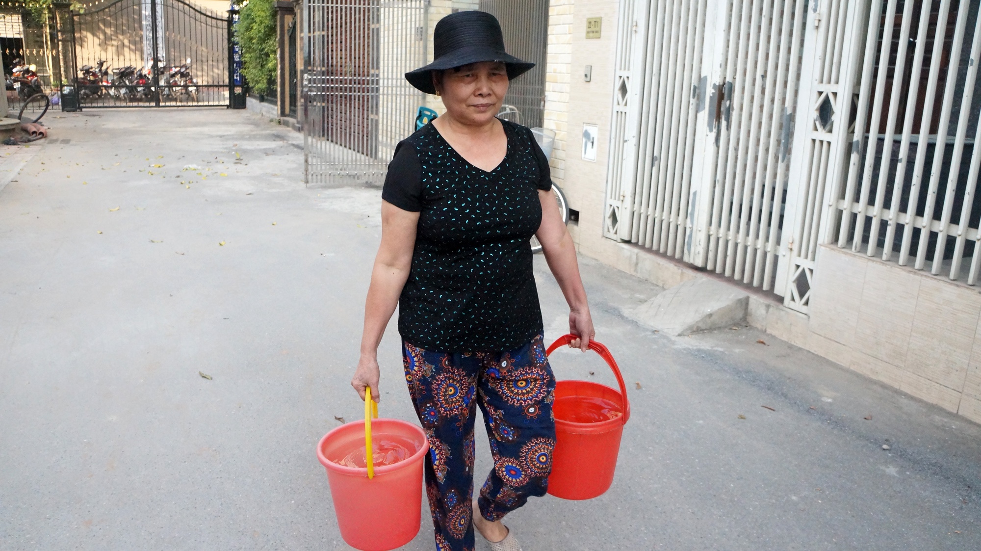 Bà Mơ đi xin nước về dùng tạm.