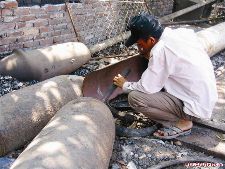 Cua bom ban phe lieu, mot nguoi chet, mot bi thuong hinh anh