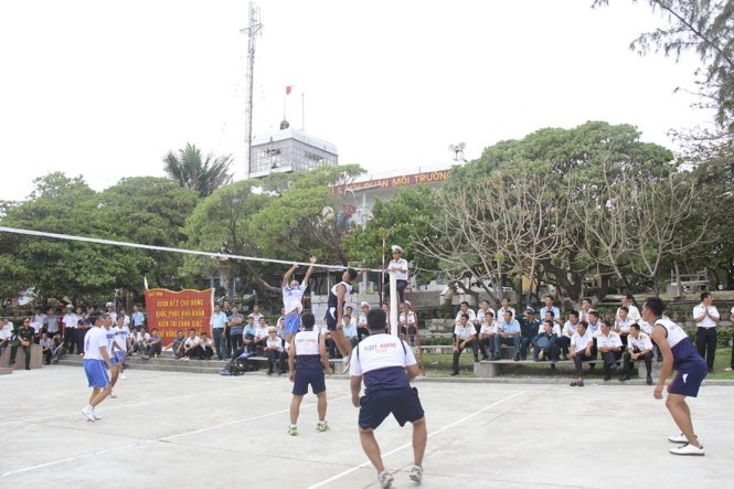 Hai quan VN, Philippines choi bong, hat karaoke o Truong Sa hinh anh