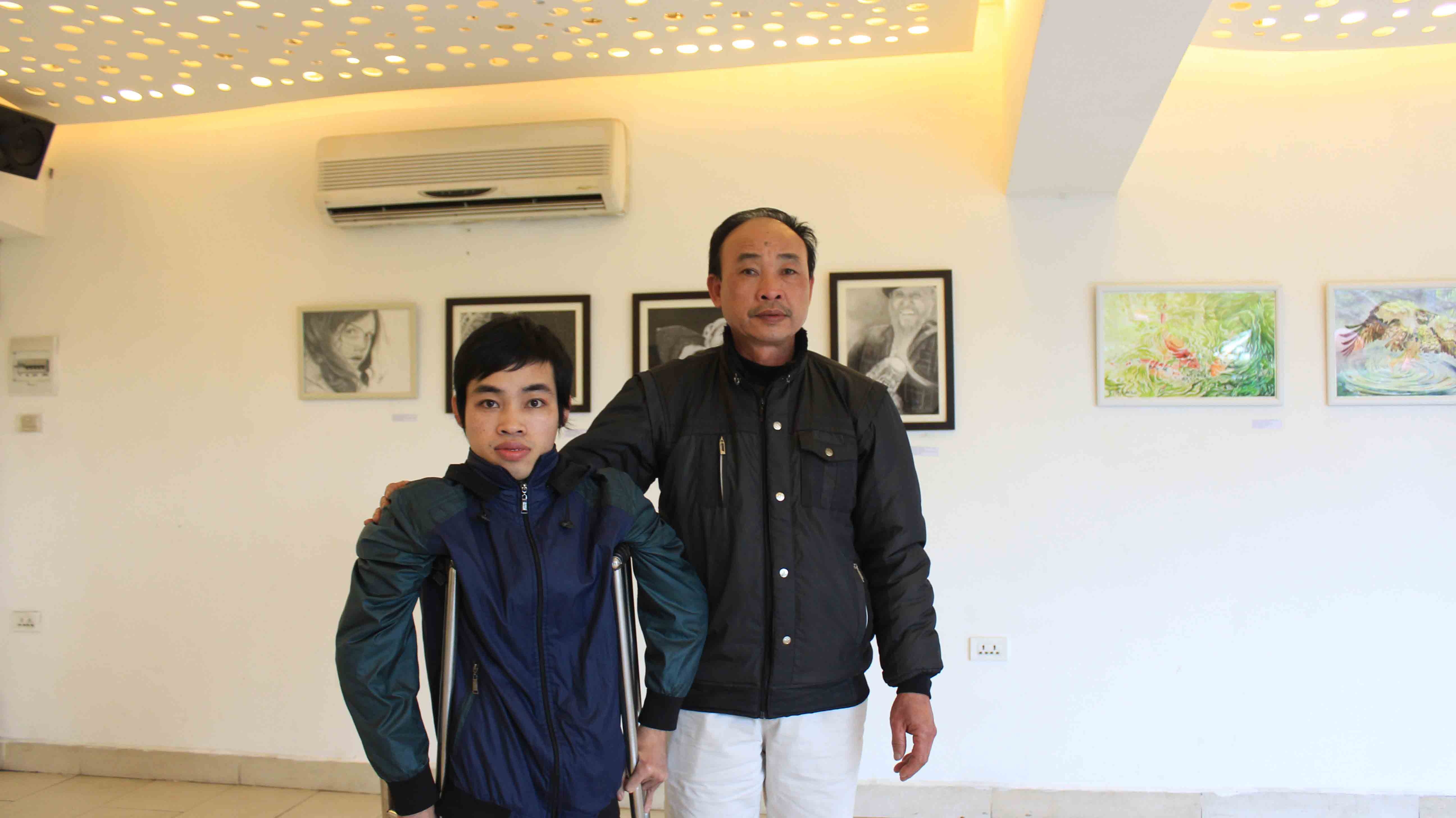 Họa sĩ Lưu Xuân Thành và bố tại triển lãm Khát Vọng Ngày Mới diễn ra tại Hà Nội.