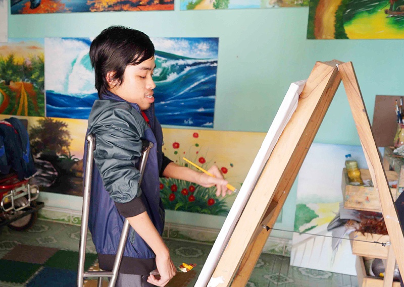 Chang trai 18 nam chong nang ve tranh hinh anh