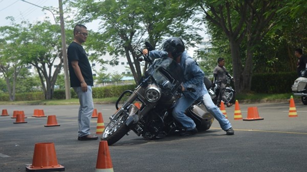 Dam me moto khung - Ho la ai? hinh anh