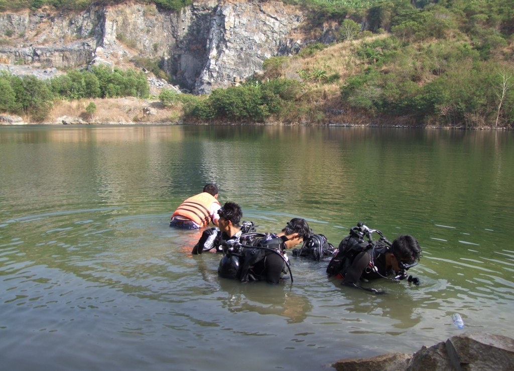 Di tam ho, 4 hoc sinh chet duoi hinh anh