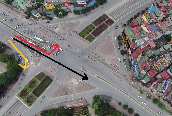 CSGT giai dap 'bat loi xi-nhan' tai nga tu o Ha Noi hinh anh