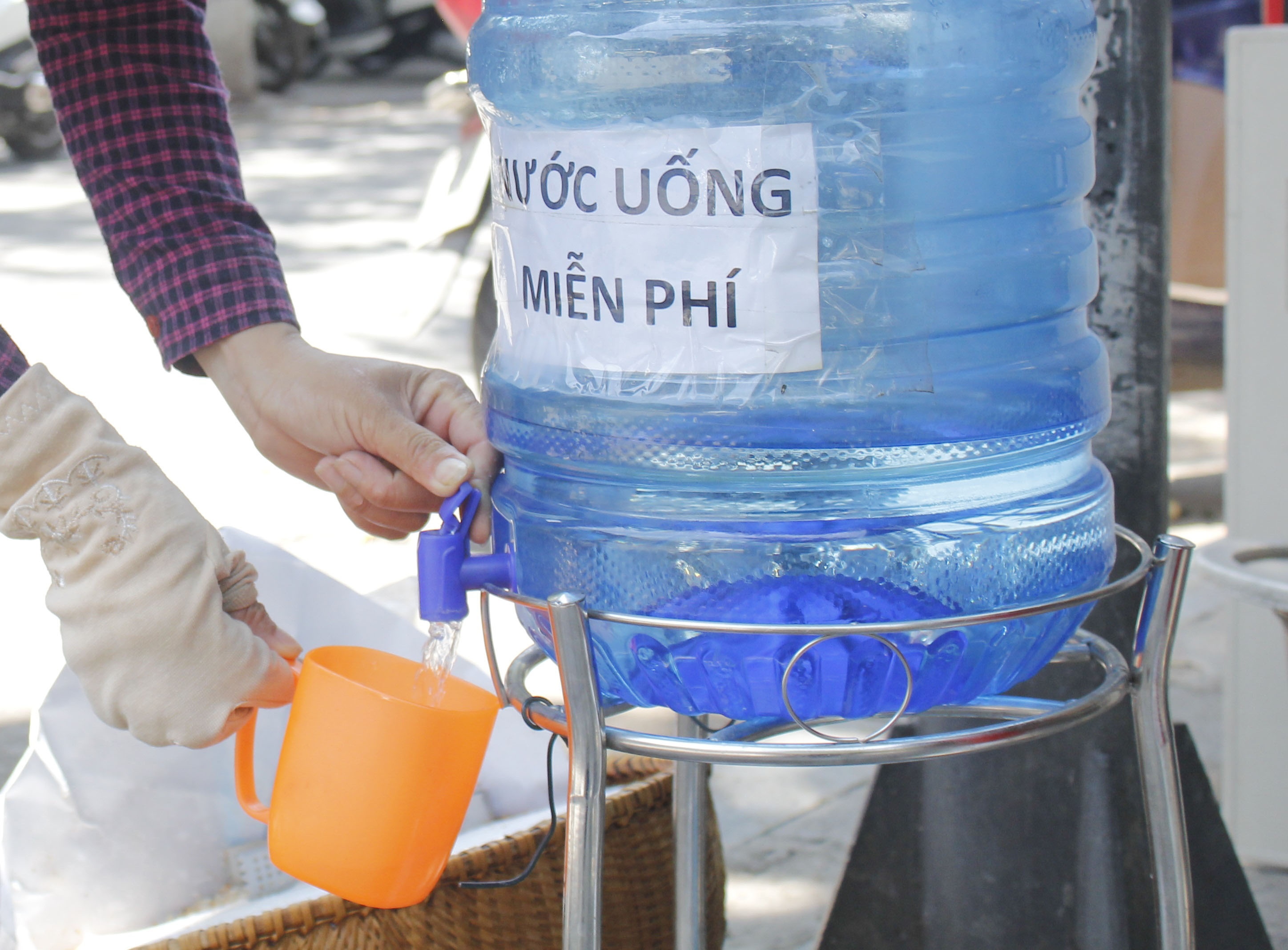 Tra da mien phi lam mat long nguoi lao dong thu do hinh anh