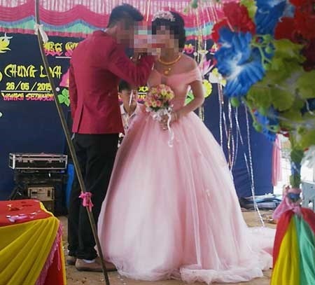 Đám cưới (lễ vu quy) của chồng chị Thảo với cô Mai (ảnh dưới). (Ảnh do gia đình chị Thảo cung cấp).