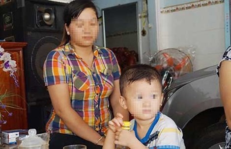 Chị Thảo nói việc chồng chị công khai tổ chức đám cưới với người khác đã làm cho mẹ con chị bị tổn thương.