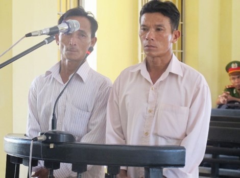 Tuyen an hai nguoi than cua hoc sinh bi cong an xa danh chet hinh anh