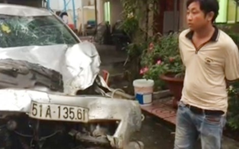Ô tô hư hỏng nặng sau cú đâm vào bờ tường.