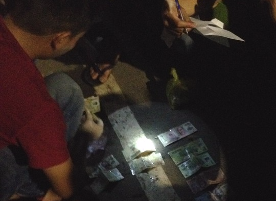 Xac nguoi dan ong mang theo xap ve so noi tren kenh hinh anh