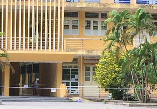 Mot phu nu roi tu tang 4 Dai hoc Bach khoa hinh anh