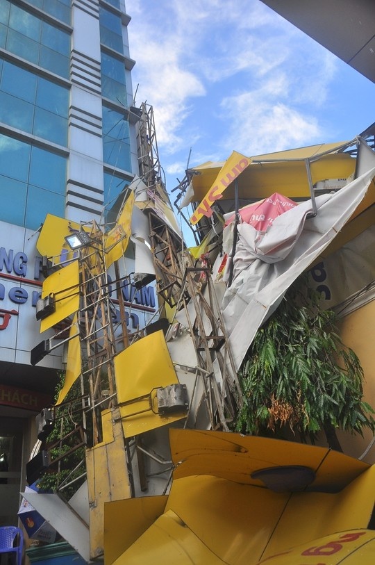 Tại một cửa hàng điện tử trên đường Lê Văn Việt, trụ biển quảng cáo bằng bê tông (đường kính khoảng 50 cm) bị gió giật đổ, ập xuống đè trúng 3 xe máy phía dưới. Đồng thời, tấm bảng hiệu phía trên với kết cấu bằng các khung sắt cũng theo đó sập xuống, tràn qua một cửa hàng kế bên.