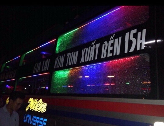 Xe khach lai bi nem da toi tap tren quoc lo 14 hinh anh