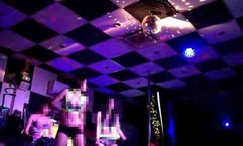 Nhay mua kheu goi de cau khach tai ca phe DJ hinh anh