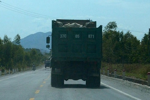 Xe chở đá đến mép thành thùng.