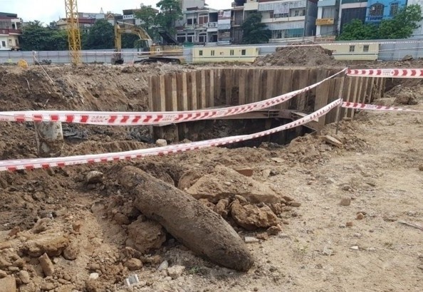 Phat hien 1 qua bom nam duoi cong trinh trung tam thuong mai hinh anh