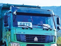 Hang loat xe Howo gan ky hieu '6879' ky la hinh anh