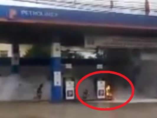 Xe may chay rui khi dang do xang hinh anh