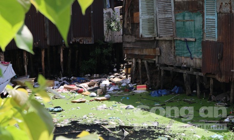 Từ lâu, rạch Phan Văn Hân (quận Bình Thạnh) “nổi tiếng” với ô nhiễm do rác thải.