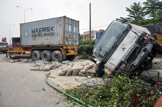 Xe container keo oto tai cho xi mang 'bay' qua quoc lo hinh anh