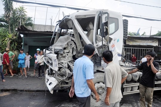 Chiếc xe tải bị xe container tông và và kéo lao sang bên làn đường ngược lại.