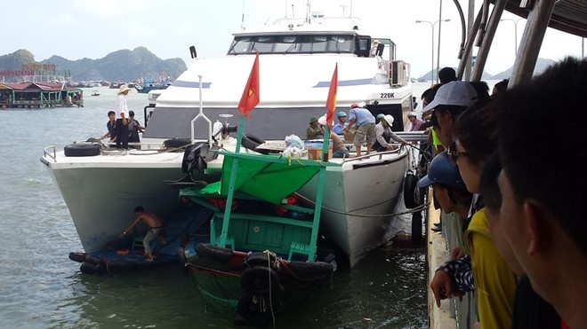 Tau cao toc bat ngo lao thang vao bo ke, de nat 3 do may hinh anh