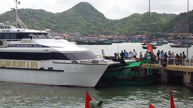 Tau cao toc bat ngo lao thang vao bo ke de nat 3 do may hinh anh