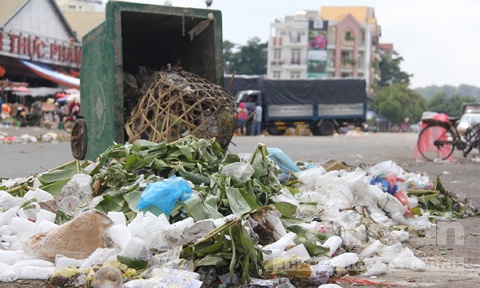 Lượng rác thải trung bình trong một chợ tại TP.HCM lên đến hàng chục tấn, trong số này có đến hàng trăm kg túi ni-lông.