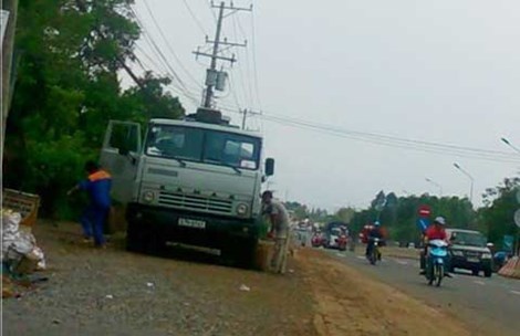 Chiếc xe bồn 57H-6141 giao hàng tại cây xăng dầu Gia Canh (huyện Định Quán) sau khi “rút ruột” ba can nhựa loại 30 lít.