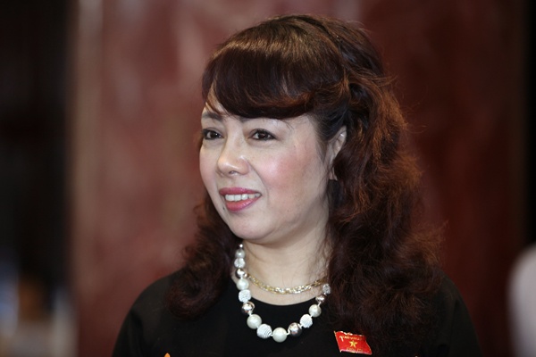 Bo truong Y te theo doi Facebook ca tren oto hinh anh