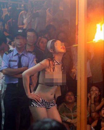  Người đồng tính “biểu diễn” ở một đám tang tại TP HCM.