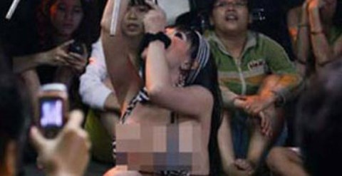 Người đồng tính “biểu diễn” ở một đám tang tại TP HCM.