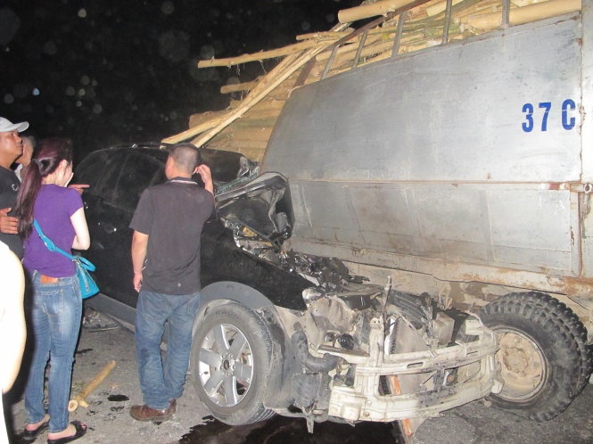 Cam dau xe hoi vo duoi xe tai, tai xe chet tai cho hinh anh