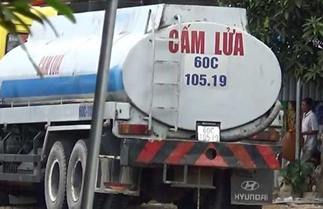 Dinh chi tai xe trom xang tren quoc lo hinh anh
