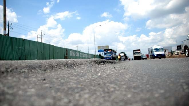 Quoc lo 1 lun dai hang chuc km hinh anh