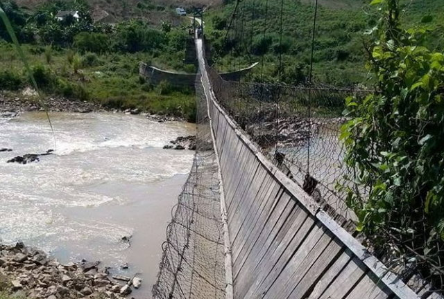 Dut cap cau treo, nguoi va bo bi roi xuong suoi hinh anh