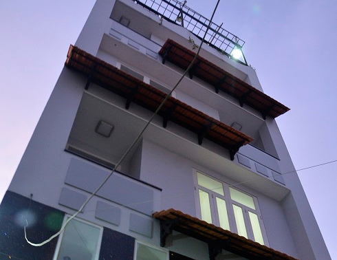 Nam cong nhan bi thang may chen chet khi bao tri hinh anh