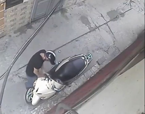 Clip thanh nien lay trom IC xe tay ga trong 10 giay hinh anh