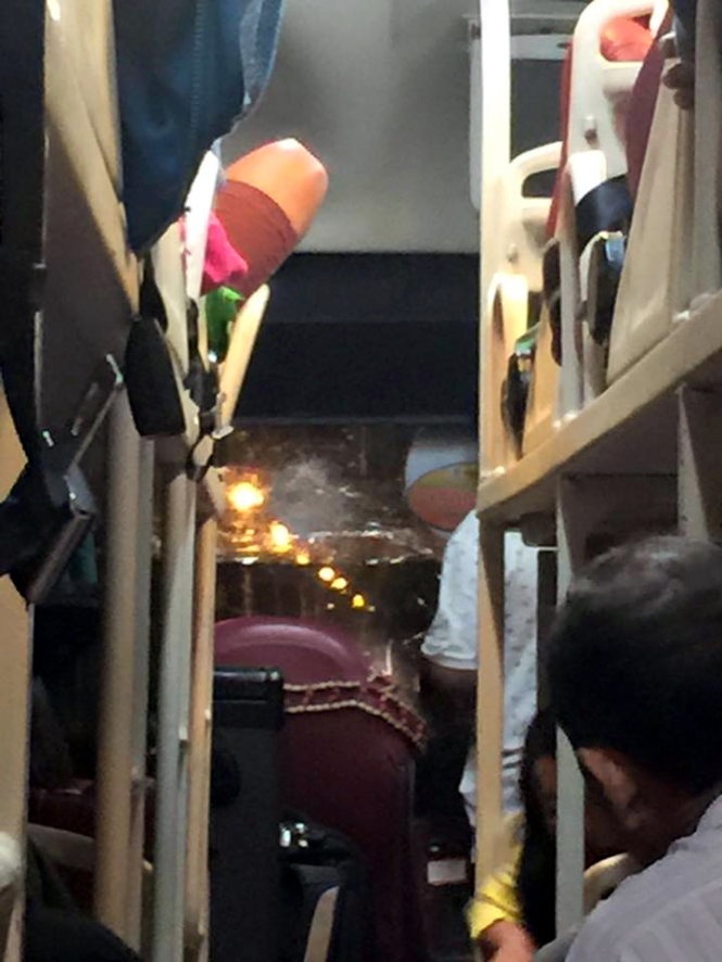 Kính bị rạn nứt một vệt lớn.