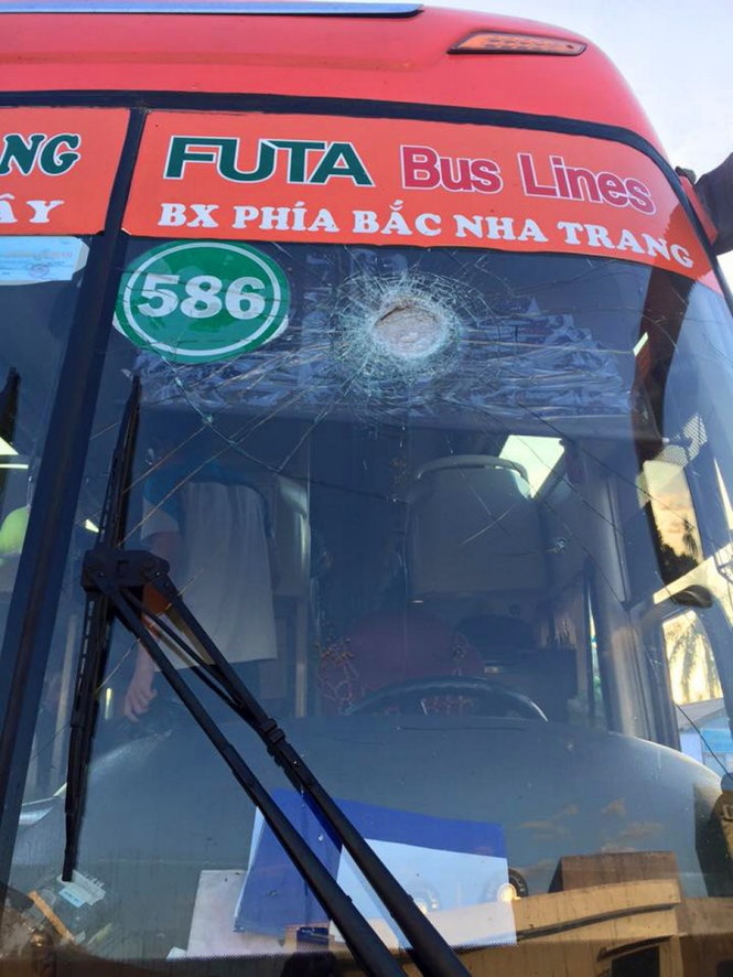 Vị trí kính bị ném ngay chỗ tài xế ngồi.