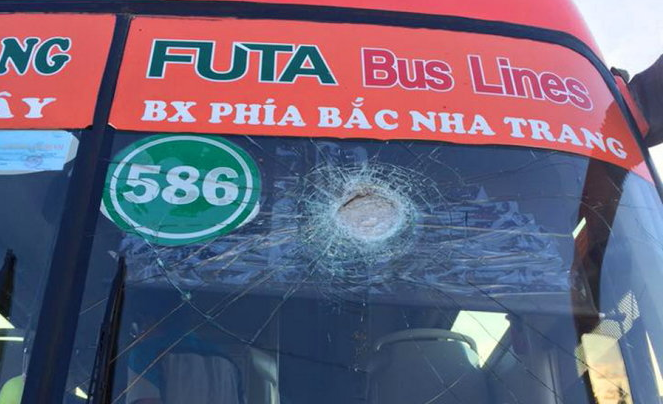 Xe khach bi nem da truc dien, tai xe bi thuong hinh anh