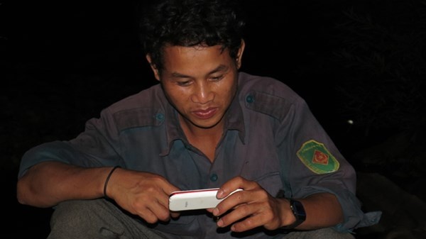 Trong chuyến đi cùng chúng tôi, trên tay Đinh Kinh có chiếc điện thoại.