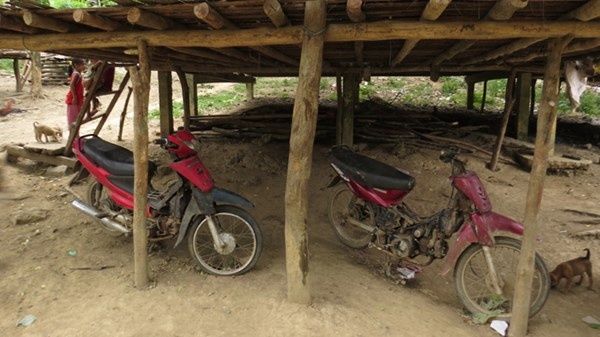 Xe máy của người A Rem vứt dưới nhà sàn vì hết xăng, hoặc bị tháo phụ tùng.