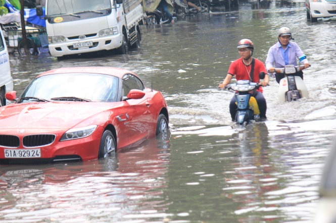 Mua 30 phut, duong gan cac cay cau o TP HCM ngap nang hinh anh