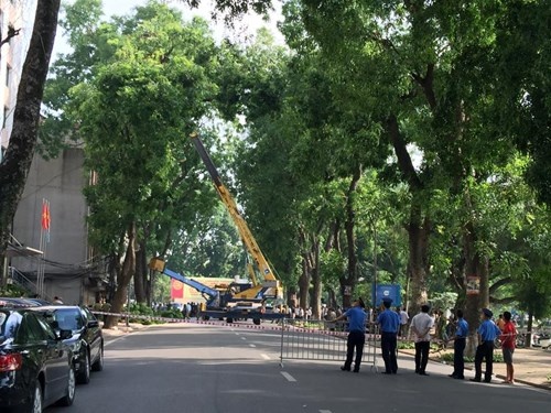 Đường Quang Trung được lực lượng chức năng phong tỏa để đảm bảo an toàn. 