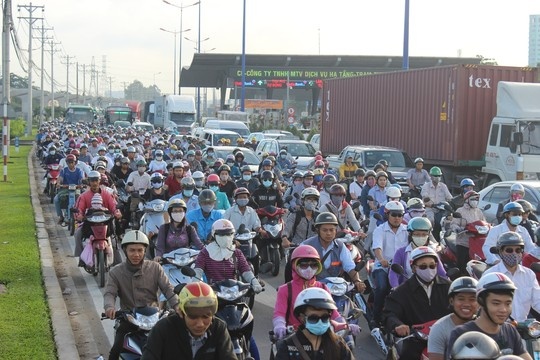 Ket xe kinh hoang o cua ngo phia dong thanh pho hinh anh