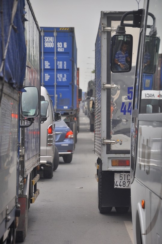 Hàng ngàn người sợ trễ giờ làm phải luồn lách hoặc băng ngang đầu xe ô tô gây nên tình trạng giao thông hỗn loạn và nguy cơ tai nạn rất cao.