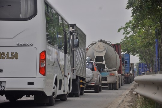 Dù lực lượng CSGT Đội Cát Lái, Rạch Chiếc được tăng cường điều tiết nhưng vẫn không giảm tải tình trạng kẹt xe. Hàng trăm tài xế rơi dở khóc dở cười vì đi tiếp không được, quay lại không xong.